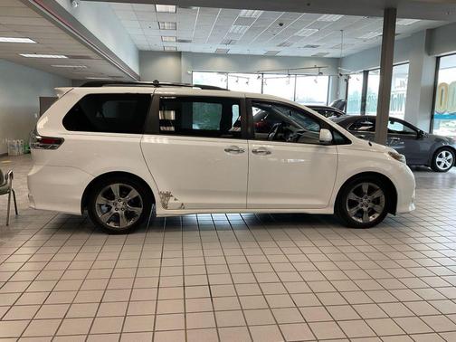 Super White 2013 Toyota Sienna SE