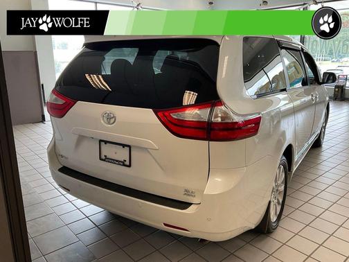 Blizzard Pearl 2016 Toyota Sienna XLE Premium