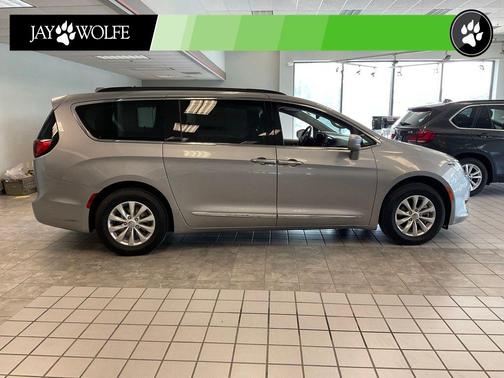 Billet Silver Metallic Clearcoat 2017 Chrysler Pacifica Touring-L