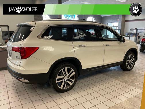 White Diamond Pearl 2017 Honda Pilot Touring