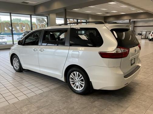 2017 Toyota Sienna XLE