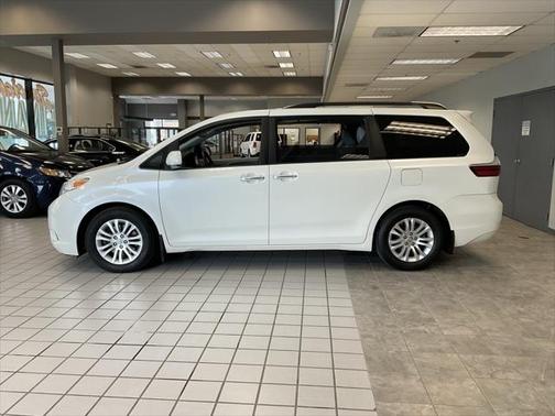 2017 Toyota Sienna XLE