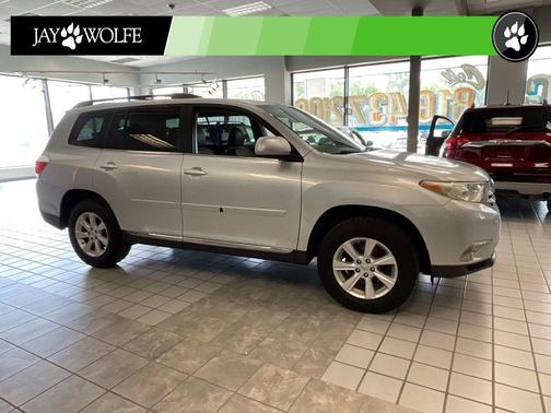 Classic Silver Metallic 2011 Toyota Highlander SE