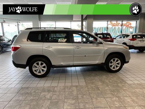 Classic Silver Metallic 2011 Toyota Highlander SE