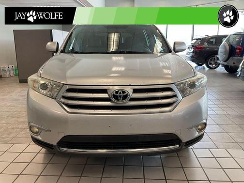 Classic Silver Metallic 2011 Toyota Highlander SE