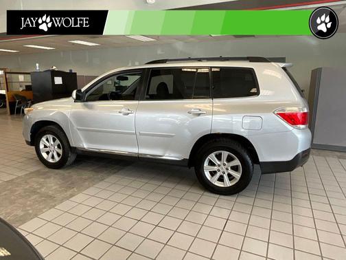 Classic Silver Metallic 2011 Toyota Highlander SE