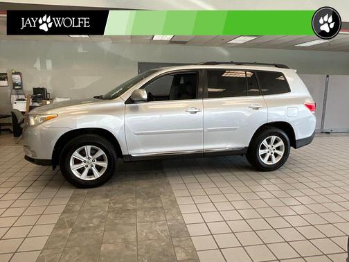Classic Silver Metallic 2011 Toyota Highlander SE