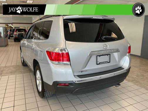 Classic Silver Metallic 2011 Toyota Highlander SE