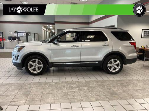 White Platinum Metallic Tri-Coat 2017 Ford Explorer XLT