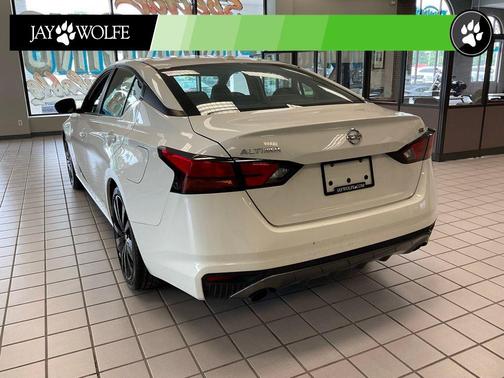 Glacier White 2019 Nissan Altima 2.5 SR