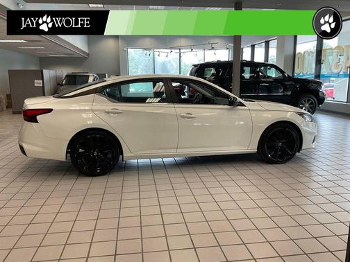Glacier White 2019 Nissan Altima 2.5 SR