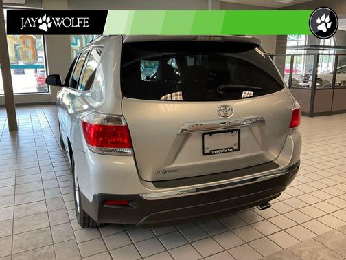 Classic Silver Metallic 2011 Toyota Highlander SE