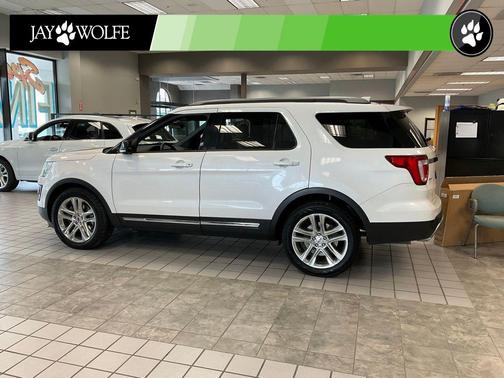 White Platinum Clearcoat Metallic 2016 Ford Explorer XLT