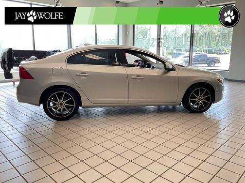Bright Silver Metallic 2018 Volvo S60 Inscription T5