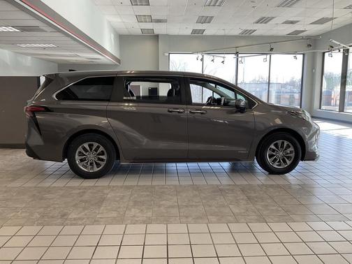 2021 Toyota Sienna XLE 7 Passenger