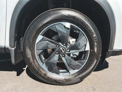 Everest White P 2026 Nissan Rogue SV