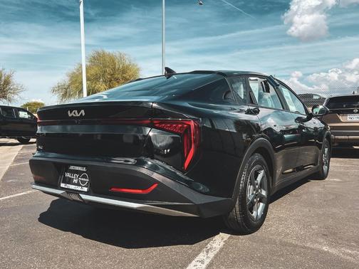 Aurora Black Pearl 2025 Kia K4