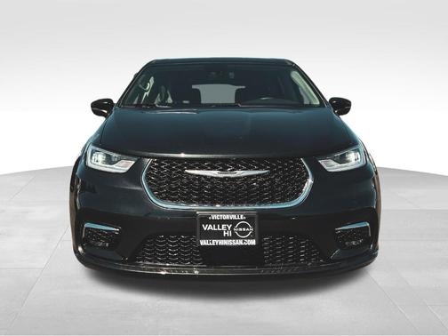 Brilliant Black Crystal Pearlcoat 2023 Chrysler Pacifica Touring-L