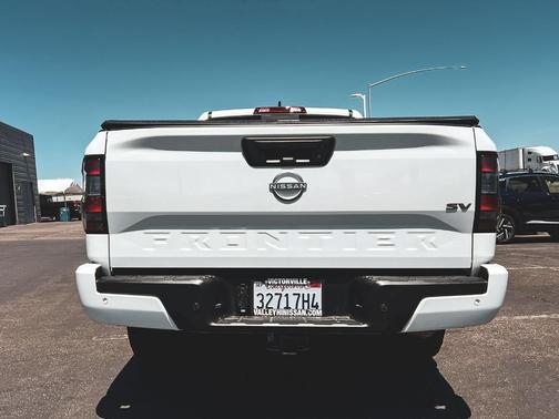 Glacier White 2024 Nissan Frontier SV