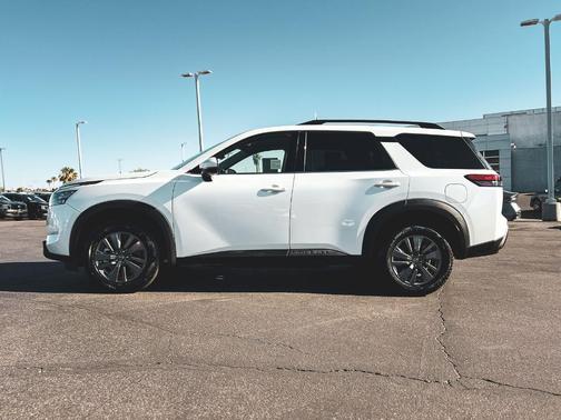 White 2024 Nissan Pathfinder SV