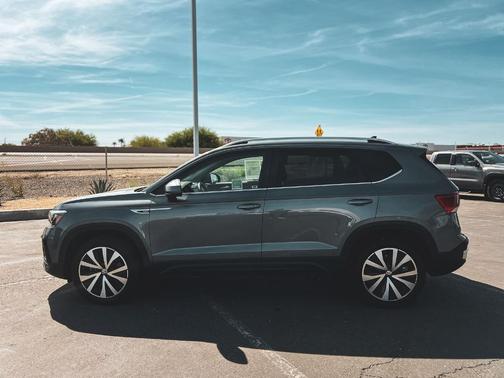 Platinum Gray Metallic 2022 Volkswagen Taos 1.5T SE