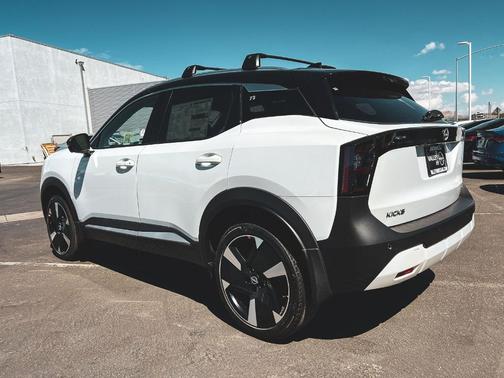 2t Wht Blk Roof 2026 Nissan Kicks SR