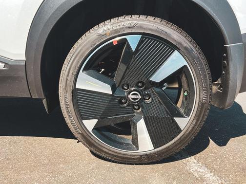 2t Wht Blk Roof 2026 Nissan Kicks SR