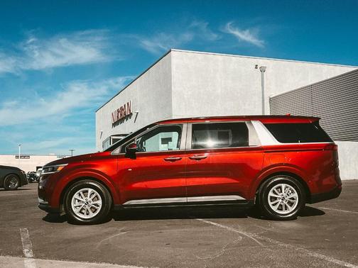2024 Kia Carnival LX