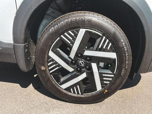Aspen White Tri 2026 Nissan Kicks SV