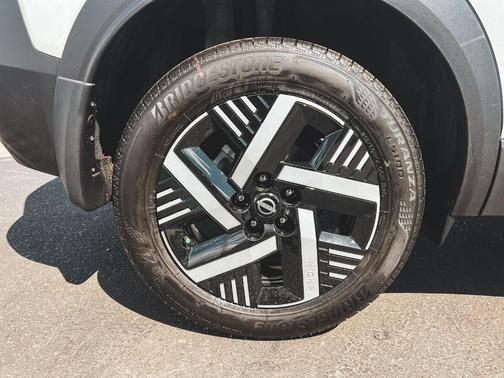 Aspen White Tri 2026 Nissan Kicks SV