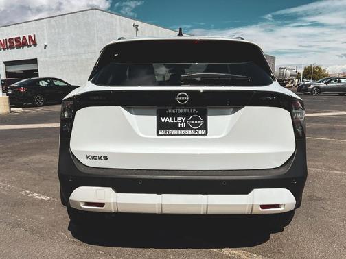 Aspen White Tri 2026 Nissan Kicks SV