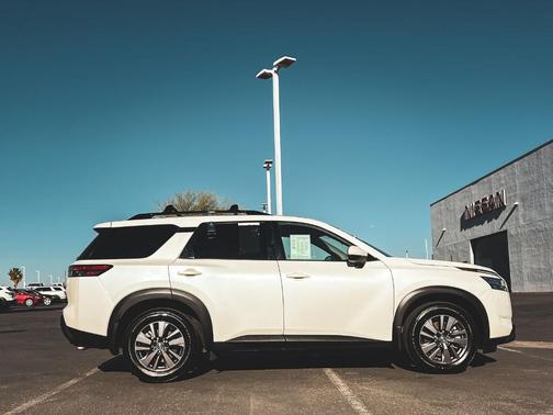 2022 Nissan Pathfinder SV