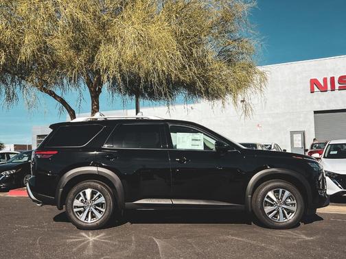 2025 Nissan Pathfinder SL