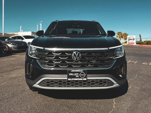 Deep Black Pearl Effect 2024 Volkswagen Atlas Cross Sport 2.0T SE w/Technology