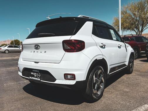 Ceramic White 2022 Hyundai VENUE Limited