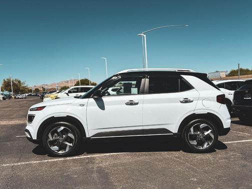 Ceramic White 2022 Hyundai VENUE Limited