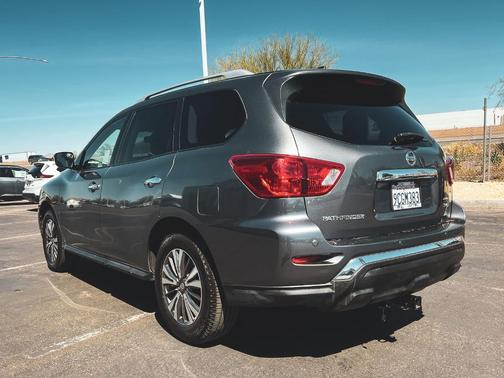 2020 Nissan Pathfinder SV