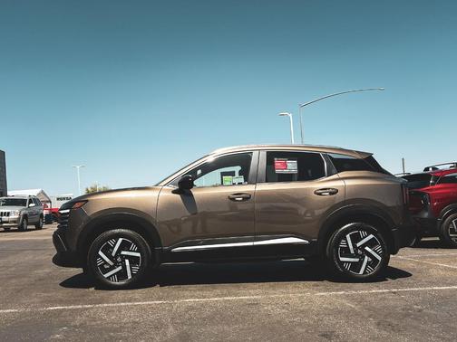 Canyon Bronze M 2026 Nissan Kicks SV