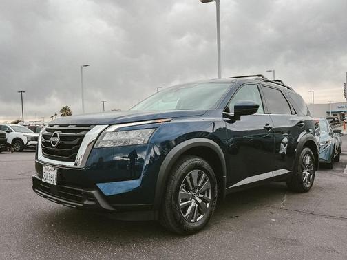 2025 Nissan Pathfinder SV