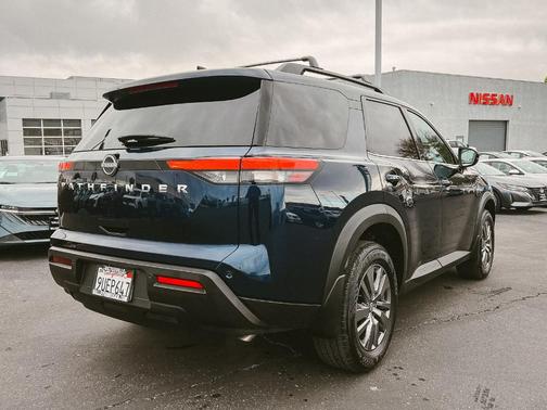 2025 Nissan Pathfinder SV