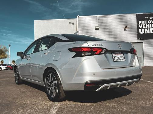 Brilliant Silver Metallic 2025 Nissan Versa 1.6 SV