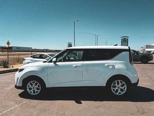 Snow White Pearl 2024 Kia Soul LX