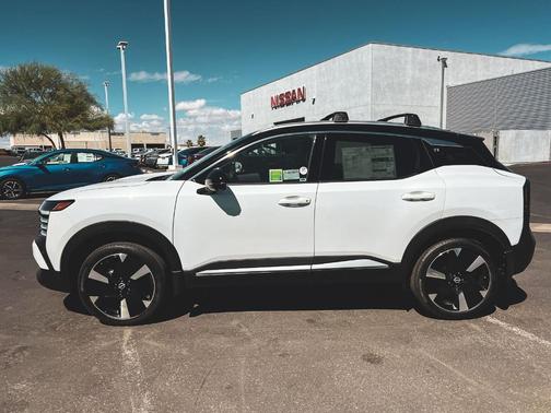 2t Wht Blk Roof 2026 Nissan Kicks SR