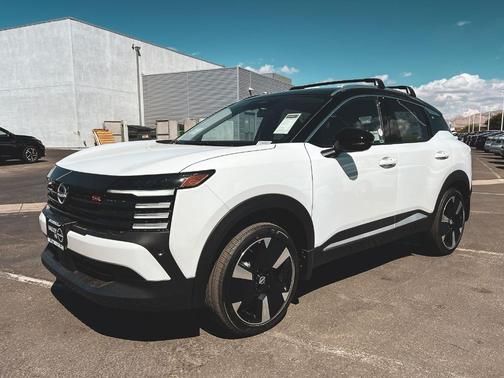 2t Wht Blk Roof 2026 Nissan Kicks SR