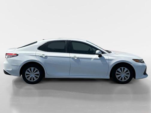 Super White 2018 Toyota Camry LE