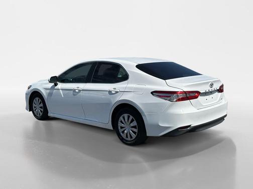 Super White 2018 Toyota Camry LE