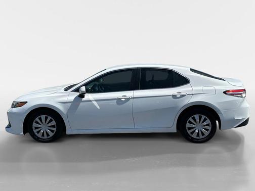 Super White 2018 Toyota Camry LE