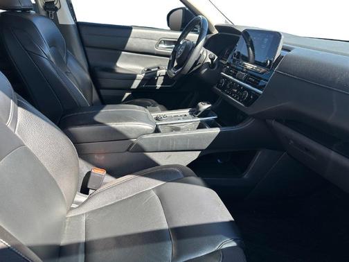 Black 2022 Nissan Pathfinder SL