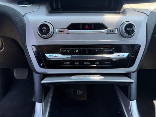 White Metallic 2023 Ford Explorer XLT