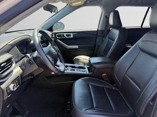 White Metallic 2023 Ford Explorer XLT